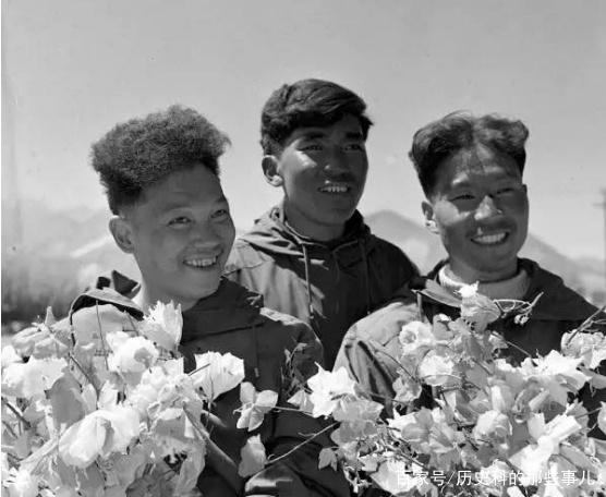△1960年5月25日凌晨4點(diǎn)20分，中國登山隊隊員成功登上珠穆朗瑪峰。（右起）王富洲、貢布（藏族）和屈銀華。